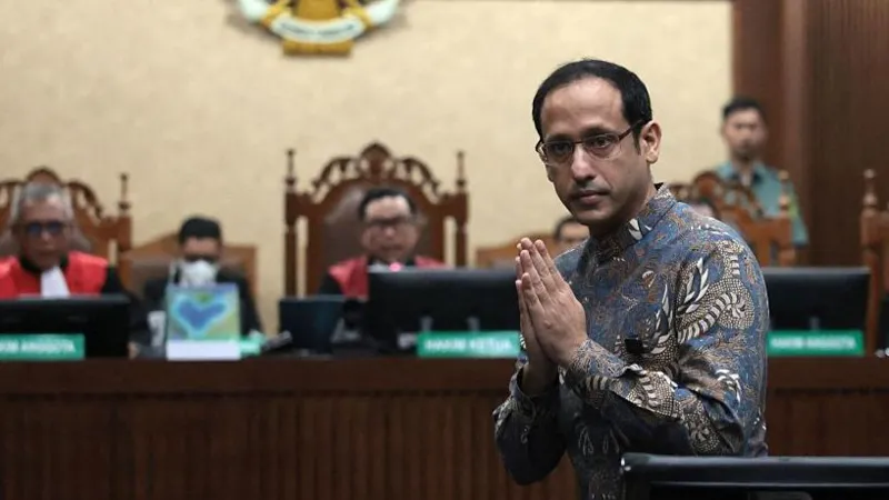 Gojek Founder Nadiem Makarim Sentenced to 10 Years in Indonesia Corruption Case Former Education Minister Convicted Over Chromebook Procurement Deal Nadiem Makarim, the co founder of Southeast Asia's popular super app Gojek, has been sentenced to 10 years in prison after an Indonesian court found him guilty in a major corruption case linked to a government laptop procurement project. The 41 year old entrepreneur denied all allegations during the trial. However, the court ruled against him and handed down the prison sentence. Supporters gathered outside the courthouse in Jakarta reacted with loud boos as the verdict was announced. Court Orders Restitution Worth Millions Along with the prison term, the court ordered Makarim to repay 809 billion rupiah, which is around 45 million US dollars. Judges said the amount represented the money he allegedly gained through the project. Makarim stated that he cannot afford to pay the restitution. As a result, he could face an additional five years behind bars. The court also imposed a one billion rupiah fine. If he fails to pay the fine, he will serve another 190 days in prison. Case Linked to School Chromebook Procurement The case focuses on the Education Ministry's purchase of Chromebook laptops for schools between 2021 and 2022. According to prosecutors, officials had already concluded in 2018 that Chromebooks were not suitable for many remote regions because they depend on reliable internet access. Despite that assessment, the ministry moved forward with the purchase. Investigators claimed the decision followed a meeting between Makarim and Google representatives in 2020. They argued that the procurement process favored Google's Chrome operating system and limited fair competition during the tender process. Prosecutors Claim Tender Favored Google Prosecutors alleged that Makarim designed procurement requirements that matched only Google's Chrome based devices. They claimed this gave Google a dominant position in Indonesia's education technology system. Authorities also pointed out that Makarim continued to hold a minority share in Gojek while serving as education minister. Since Google was one of Gojek's investors, prosecutors argued that this created a conflict of interest. They further claimed that the procurement caused state losses of approximately 125 million US dollars and violated Indonesia's anti corruption commitments. Critics Question the Investigation Several critics and supporters believe the case carries political motives. They argue that investigators relied on weak evidence and targeted Makarim because of his political connections. Despite those claims, the court decided that the prosecution had presented enough evidence to secure a conviction. From Tech Entrepreneur to Government Minister Makarim co founded Gojek, one of Southeast Asia's largest technology companies. The platform serves more than 170 million users across the region and offers ride hailing, food delivery, and digital payment services. In 2019, he stepped down from Gojek to join the administration of former Indonesian President Joko Widodo as education minister. He remained in the role until 2024 before becoming the subject of the corruption investigation. What Happens Next? Makarim now faces a lengthy prison sentence along with significant financial penalties. Unless he successfully challenges the ruling through the legal process or pays the court ordered restitution, he could spend up to 15 years in prison. The verdict marks one of the most closely watched corruption cases involving a high profile technology executive and former government official in Indonesia.