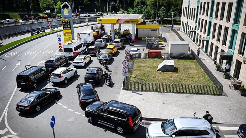 Russia faces a growing fuel crisis as petrol shortages create long queues at stations across Moscow. Rising fuel prices and supply problems are adding pressure during the Ukraine war.