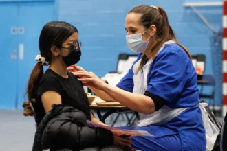 UK Experts Recommend Free MenB Vaccine for All Teenagers Aged 15 to Boost Meningitis Protection