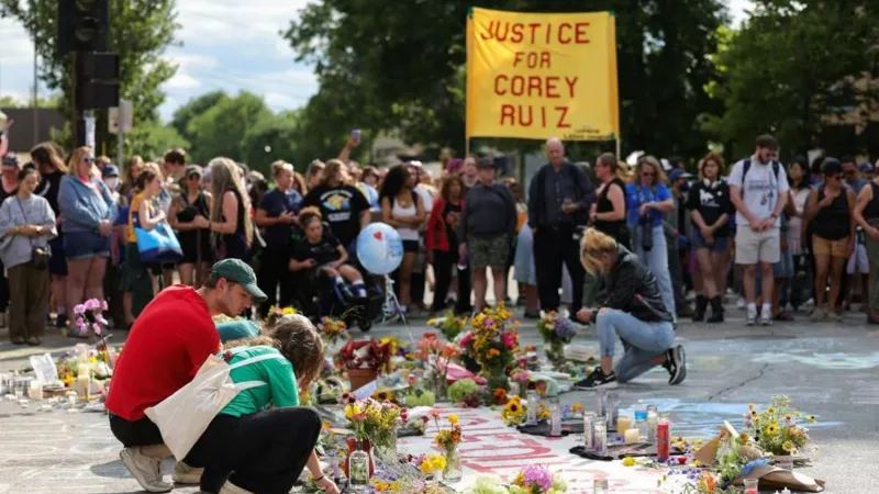 During the news conference on Thursday, a group of demonstrators interrupted Patterson to criticize the inquiry and demand greater transparency. On the same street where Ruiz was killed eleven years prior, a biracial man named Tony Robinson was shot and killed by a white police officer. In that instance, no charges were brought.