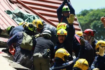 A resident of the Parque Industrial district, which is close to the city's airport, described the shock felt in the region to BBC Mundo a few hours after the earthquake struck Pereira.The city center is unreachable. At least one structure fell in Bolívar Square, the city's principal square. Additionally, there are buildings where trucks and busses are stuck, and many are worried that those buildings may also collapse," he stated.We're all in disbelief. It was truly terrible. Five individuals have died in Manizales, according to Mayor Jorge Eduardo Rojas. In Manizales, sixty structures had either completely or partially fallen. Rojas advised people not to spread chain messages, warning of further earthquakes.