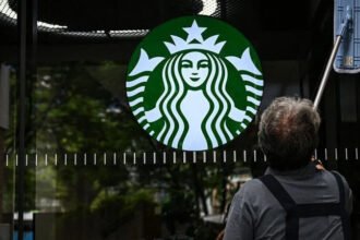 South Korea's Starbucks cup controversy has turned into a political issue after President Lee Jae Myung criticized the campaign.