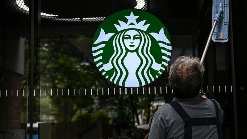 South Korea's Starbucks cup controversy has turned into a political issue after President Lee Jae Myung criticized the campaign.