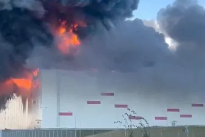 In recent weeks, the company often referred to as the “Russian Amazon” has been targeted by Ukraine. Local officials said that an industrial location around 69 kilometers (43 miles) south of the Kremlin had at least five fatalities and ten injuries. Although they did not confirm that the plant was managed by Wildberries. Officials in the St. Petersburg and Tver areas confirmed that two additional Wildberries locations were affected. Moscow disputes Kyiv’s claim that the depots serve the Russian military. 320 drones were intercepted and destroyed overnight, according to Russia’s defense ministry. Wildberries Warehouse Catches Fire At an industrial complex in Chekhov on the outskirts of Moscow, a warehouse was struck and set fire, according to Moscow area governor Andrei Vorobyov. An electrical substation and an administration building were also destroyed. He stated on Telegram that one of the ten injured individuals was in a severe condition, while the other seven were in a moderate condition. A Wildberries facility close to St. Petersburg is emitting smoke.The warehouse location was connected to Wildberries. It was identified as being connected to the business on the Yandex search engine in Russia. The corporation acknowledged that their plant in the St. Petersburg area was struck. Wildberries Warehouse Destroyed by Drones The Reuters news agency confirmed a social media video that depicted a burning Wildberries warehouse with a massive plume of black smoke emanating from it. A Wildberries factory was also destroyed overnight, according to the Tver region’s governor. Reuters Black smoke and massive flames emerge from a warehouse that resembles other Wildberries facilities. In the St. Petersburg area, smoke rises from a Wildberries warehouse. According to Russian state news agency Tass, local authorities in the Samara area confirmed on Tuesday that all of the commodities housed in a Wilberries warehouse that was struck by Ukrainian drones on Sunday had been destroyed. Wildberries Warehouse Destroyed by Drones The Reuters news agency confirmed a social media video that depicted a burning Wildberries warehouse with a massive plume of black smoke emanating from it. A Wildberries factory was also destroyed overnight, according to the Tver region’s governor. Reuters Black smoke and massive flames emerge from a warehouse that resembles other Wildberries facilities. According to Russian state news agency Tass, local authorities in the Samara area confirmed on Tuesday that all of the commodities housed in a Wilberries warehouse that was struck by Ukrainian drones on Sunday had been destroyed. Russian Strike Kills Three Civilians A hit on a Sumy residential neighborhood claimed the lives of a lady and two kids, ages five and ten, and injured four others, according to the report. According to the State Emergency Service, two persons were also hurt by Russian strikes in the city of Bilhorod-Dnistrovskyi, while a food warehouse in Dnipro caught fire. It occurs one day after a drone struck a crowded beach in southern Russia, killing seven people and wounding fifty eight. A drone crashes and explodes on a beach in the Krasnodar area while holidaymakers watch from the shore and in the ocean. Beach Drone Strike Sparks Dispute While eyewitnesses were cited by Russian media as stating shooting preceded the explosion, suggesting that air defenses may have attempted to shoot the drone down. Several Ukrainian Telegram groups have claimed it fell onto the beach due to electronic warfare that blocked the drone’s signal. Ukraine was charged with “a deliberate strike on civilians” by the regional governor of the area. Ukraine has not responded. Beach Drone Strike Sparks Dispute