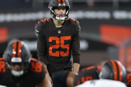 Andre Szmyt kicks the winning field goal during the Browns Steelers game