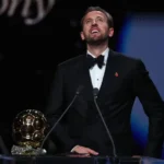 Harry Kane celebrates winning the 2026 Ballon d’Or at the London ceremony.