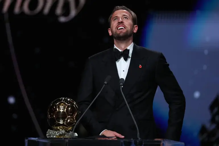 Harry Kane celebrates winning the 2026 Ballon d’Or at the London ceremony.