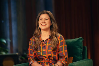 Kelly Clarkson and Art of Play dispute over a mechanical singing bird at a Brooklyn curiosity shop.