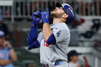 Dodgers players celebrate after defeating the Braves 2 to 1