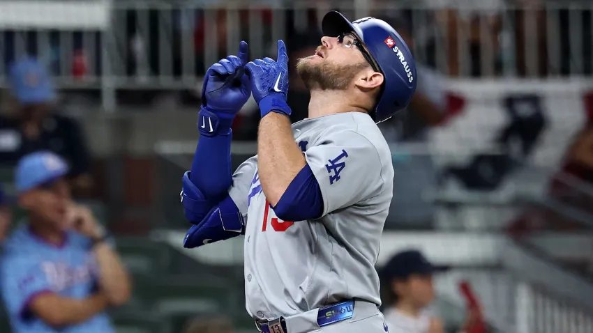 Dodgers players celebrate after defeating the Braves 2 to 1